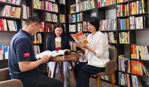 翻開(kāi)“城發(fā)”這本書(shū)，每一頁(yè)，都是鄭州的煙火與遠(yuǎn)方